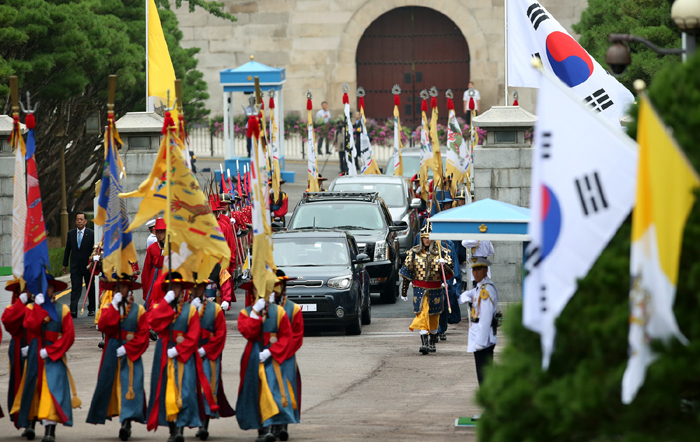 Pope Francis, on his five-day visit to Korea, enters Cheong Wa Dae following an honor guard on August 14. (photo: Jeon Han)