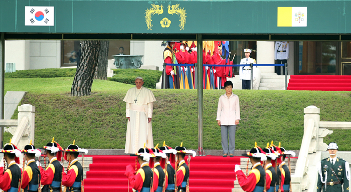 Pope Francis (left) and President Park Geun-hye inspect an honor guard during the official welcoming ceremony at Cheong Wa Dae on August 14. (photos: Jeon Han)