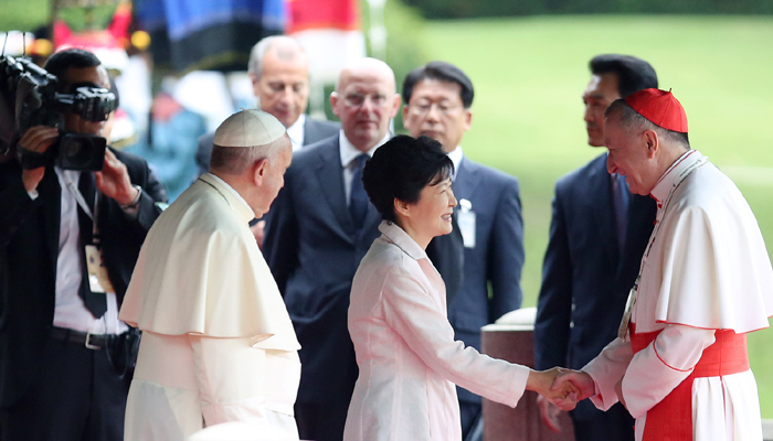 President Park Geun-hye (center) greets a Vatican representative. (photo: Jeon Han) 