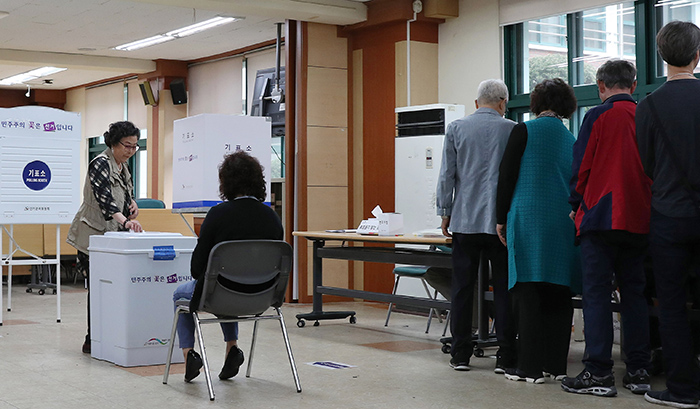 Citizens queue up at the polling station inside the library at Hongeun Midddle School in Seodaemun-gu District, Seoul, to exercise their right to vote for the next president who will serve in the nation's 19th presidential term, on May 9.