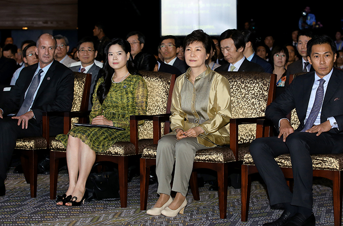 President Park Geun-hye (center right) participates in the APEC CEO Summit in Bali, Indonesia, on October 6 (photo: Cheong Wa Dae).