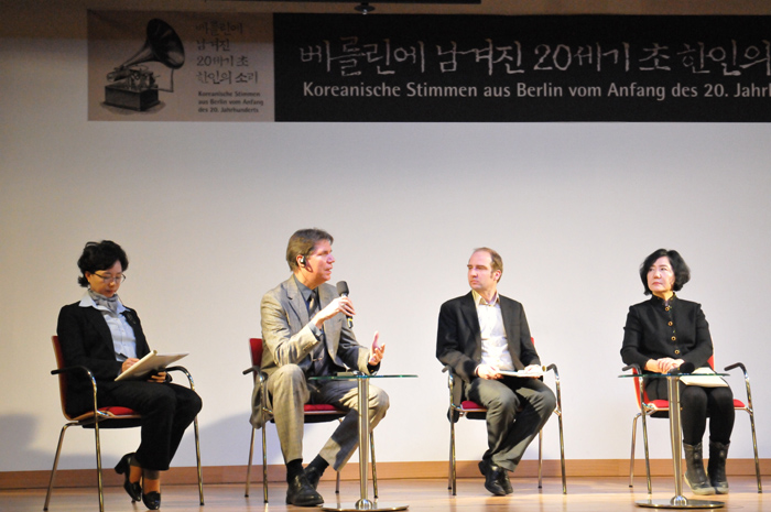 Representatives from the Ethnological Museum and from Humboldt University, both in Berlin, discuss the recordings left behind by ethnic Korean prisoners of war in Germany during World War I. The “Korean Voices Left Behind in Berlin in the Early 20th Century” conference is held at the Goethe-Institut in Seoul on December 13. 
