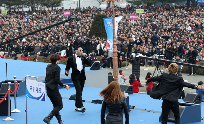 The festival ends with a grand finale by K-pop sensation Psy who performed his songs “Champion” and “Gangnam Style” (photo: Jeon Han).