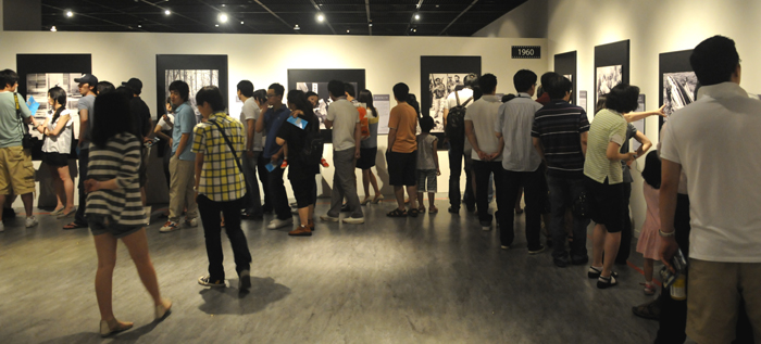 Visitors admire Pulitzer Prize-winning photographs on display at the “Capture the Moment: The Pulitzer Prize Photographs” exhibition on June 23 at the Seoul Arts Center. (photo courtesy of the Seoul Arts Center)