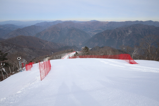 From the top of the Jeongseon Alpine Centre atop Gariwangsan Mountain skiers are at 1,370 meters above sea level. 