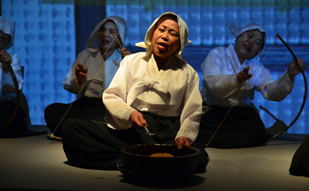 The Jindo Silver Folk Arts Ensemble performs Arirang at the National Folk Museum of Korea.