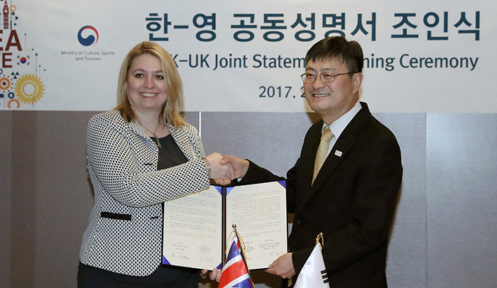 U.K. Secretary of State for Culture, Media and Sport Karen Bradley (left) and Acting Minister of Culture, Sports and Tourism Song Soo-keun pose for a photo after signing the ROK-U.K. joint statement on cooperation on the content industry.