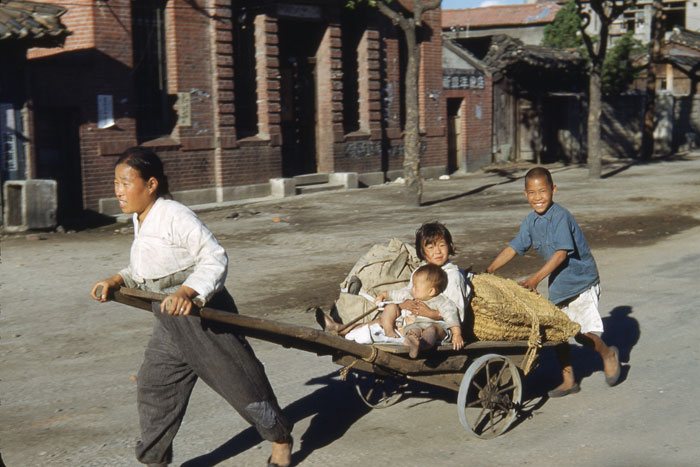 'A refugee family,' photographed by John Rich. (photo courtesy of the National Museum of Korean Contemporary History)