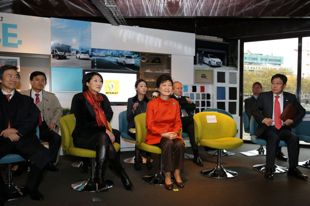 President Park Geun-hye (second from right, front row) listens to an explanation of Renault’s electric vehicles at the company’s Z.E. Centre. (photo: Cheong Wa Dae)