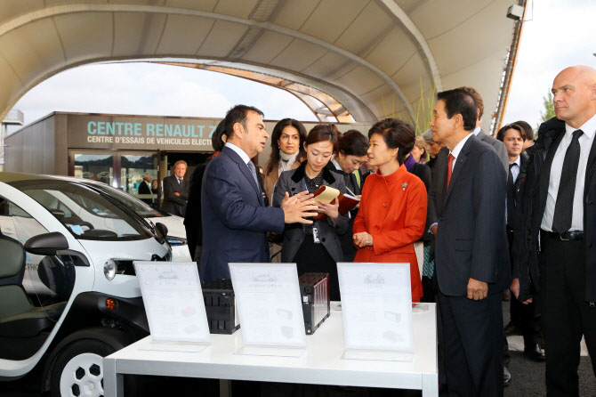 President Park (middle) talks to Renault Chairman and CEO Carlos Ghosn at Renault’s Z.E. Centre.
(photo courtesy of Cheong Wa Dae)