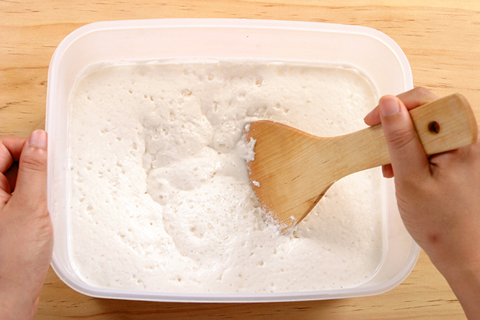 Mix the non-glutinous rice powder, salt, <i>makgeoli</i>, and fresh yeast to make a dough. Ferment the dough for 2 hours. When the dough swells up, stir it strongly to draw the air out. Ferment it again for another 1 hour.