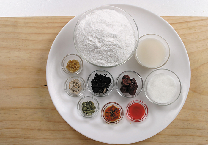 The main ingredients for <i>jeungpyeon</i> include non-glutinous rice powder, <i>makgeoli</i>, yeast, sugar, jujubes, pine nuts, stone mushrooms and strawberry powder.