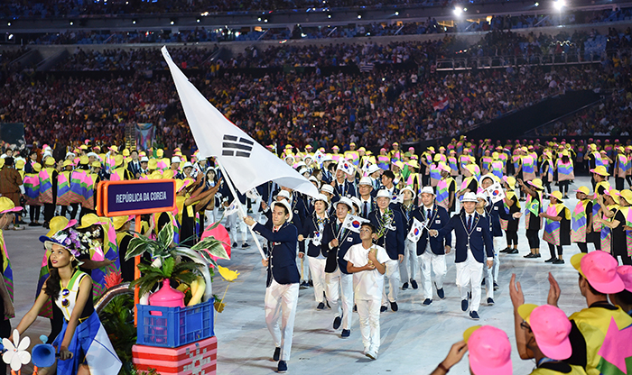 제31회 리우데자네이루 올림픽 개막식이 5일(현지시간) 마라카낭 주경기장에서 열린 가운데 한국대표팀이 입장하고 있다.