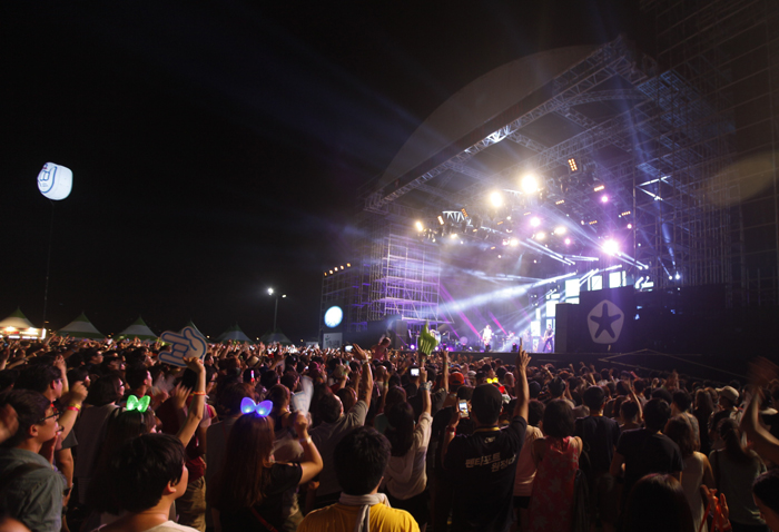 Fans go crazy at the 2012 Incheon Pentaport Rock Festival (photo courtesy of Yescom Entertainment).