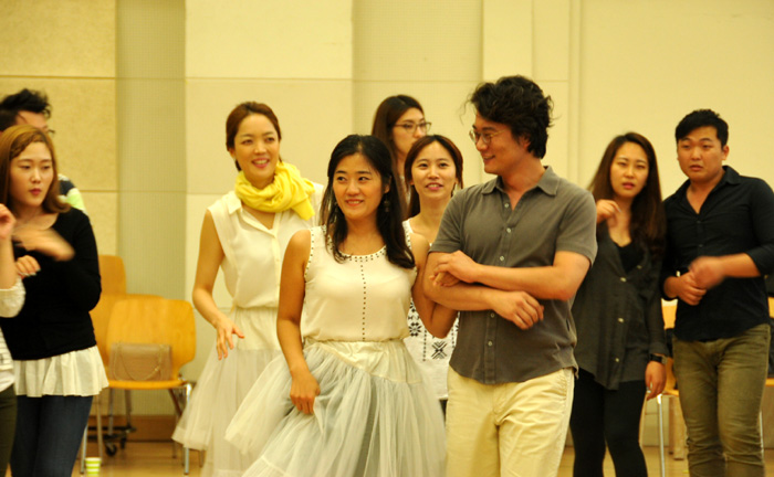 Soprano Sohn Anna (center) rehearses for the upcoming opera “Romeo and Juliet” in which she plays Juliet. 