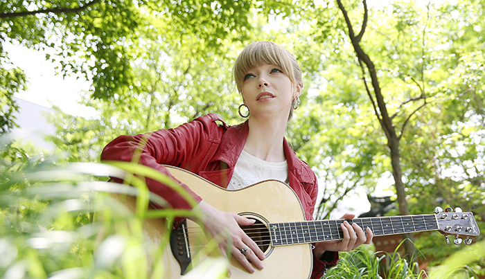Singer Romina Alexandra Follinus has fallen in love with Korean songs. (photo: Jeon Han)