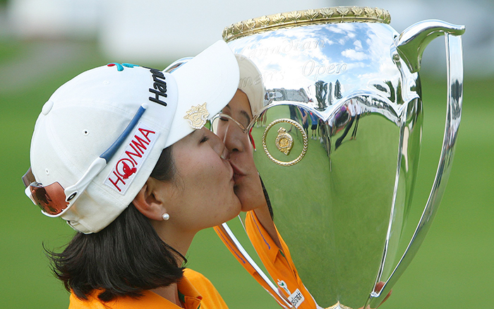 Ryu So-yeon kisses a trophy after winning the LPGA Canadian Pacific Women's Open at the London Hunt and Country Club in London, Ontario, on August 24. (photo: Yonhap News)