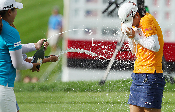 Ryu So-yeon gets wet with champagne from her contestants -- Park Inbee and Kim In-Kyung -- after winning the LPGA Canadian Pacific Women's Open at the London Hunt and Country Club in London, Ontario, on August 24. (photo: Yonhap News)