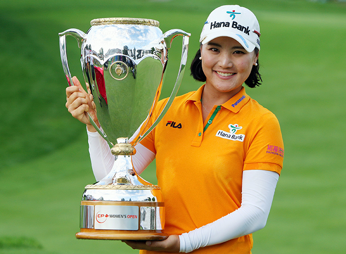 Ryu So-yeon smiles with her trophy of the LPGA Canadian Pacific Women's Open at the London Hunt and Country Club in London, Ontario, on August 24. (photo: Yonhap News)
