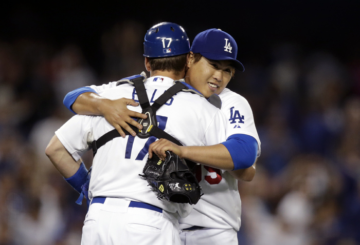 Korean pitcher Ryu Hyun-jin of the LA Dodgers hugs catcher A.J. Ellis to celebrate the victory on May 28 (photo: Yonhap News).