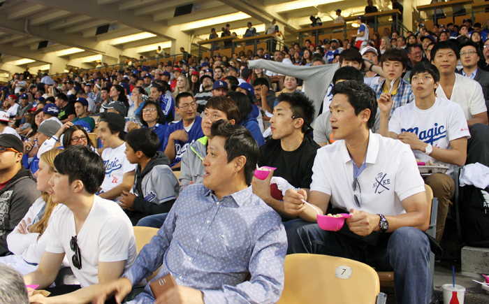 Korea’s SK Knights basketball team players and its head coach Moon Kyung-eun cheer Ryu at the Dodgers Stadium on May 28 (photo: Yonhap News).