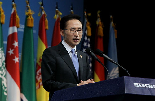 President Lee Myung-bak holds a press conference following the conclusion of the Seoul G-20 summit on November 12, 2010 (photo courtesy of Cheong Wa Dae).