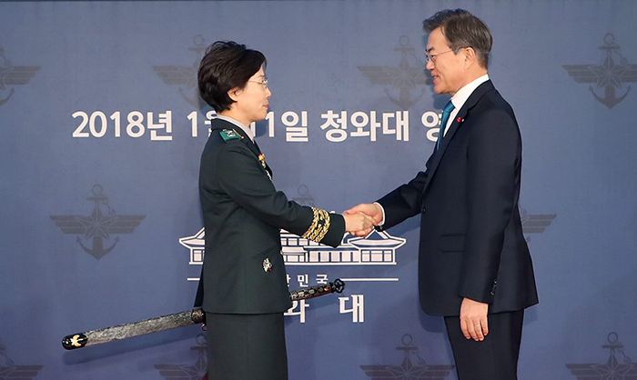 President Moon Jae-in (right) awards a <i>samjeonggeom</i> sword to Kwon Myoung Ok, one of Korea's 56 newly-appointed brigadier generals, at the Yeongbingwan Guest House at Cheong Wa Dae on Jan. 11. This is the first time the president awarded the swords to the recipients.