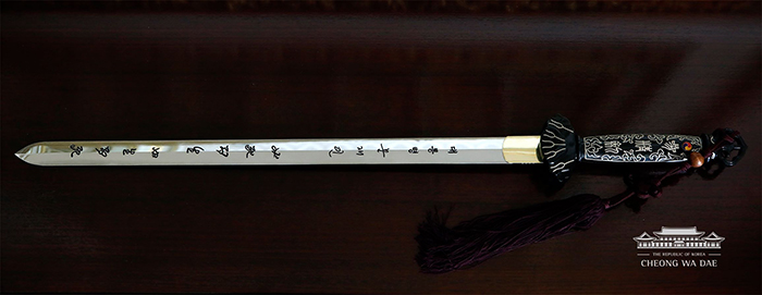 President Moon Jae-in awarded <i>samjeonggeom</i> swords to newly appointed brigadier generals in the ROK military, at the Yeongbingwan Guest House at Cheong Wa Dae on Jan. 11. The sword is engraved with the signature of the president and the well-known phrase from Admiral Yi Sun-shin, who said that, 'Those who dare to die will survive, but those who beg for life surely face death (必死卽生 必生卽死).'