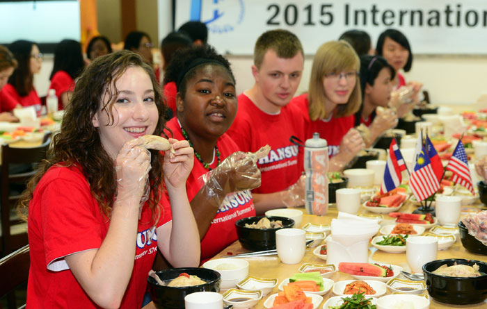 International students enjoy a bowl of <i>samgyetang</i>, or ginseng chicken soup. Korea's exports of the dish more than doubled last year, and <i>samgyetang</i> exports are projected to continue growing in the coming years.
