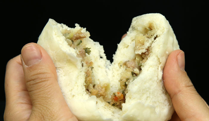 Vegetable-flavored Hopang has a filling composed of vegetables and meat.