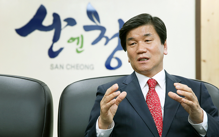 Mayor Heo Kido of Sancheong-gun County says that nature itself is an engine for new growth in the region. The town makes an effort to preserve nature and to make the area greener and cleaner. 