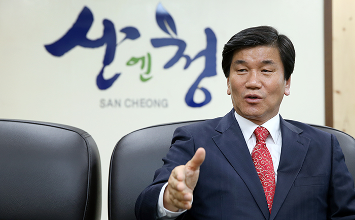 Mayor Heo stresses that people can heal their body and mind in Sancheong-gun County. 