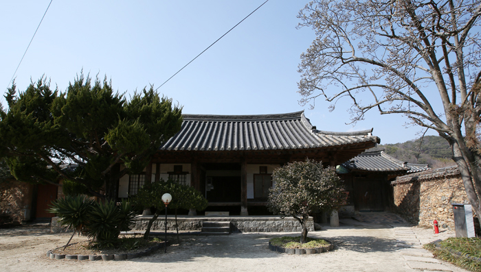 Namsa Yedamchon Hanok Village has old houses dating back hundreds of years. The village offers accommodations and also a variety of events, such as studying at a village school, known as a <i>seodang</i>, and holding a traditional wedding ceremony in some of the old residences. 