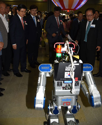 Participants in the opening ceremony observe the humanoid robot Hubo at the Korea Science & Creativity Festival.