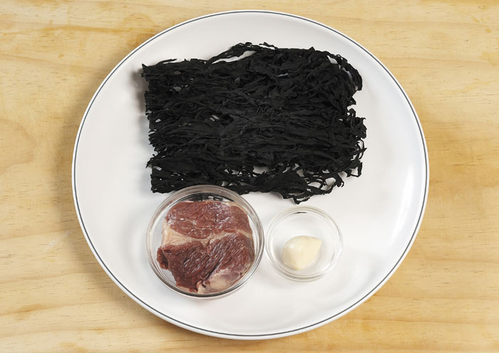The main ingredients of seaweed soup are dried seaweed, beef and garlic.