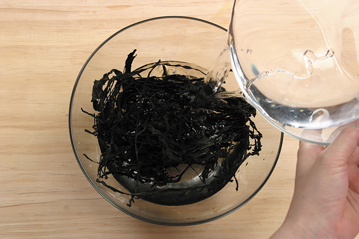 Soak the dried seaweed in water for 30 minutes. Wash the seaweed to remove any water and slice it into 4-cm long pieces.