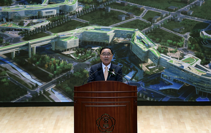 Prime Minister Chung Hongwon addresses the audience during the opening ceremony of the Government Complex-Sejong on December 23. (Photo: Jeon Han)