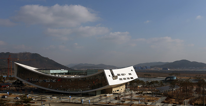 A view of the new National Library of Korea, Sejong branch, which opened on December 12. (Photo: Jeon Han)