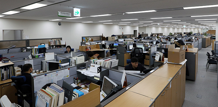 Civil servants in the Ministry of Culture, Sports and Tourism get accustomed to their desks in the Government Complex-Sejong after recently moving into the new building. (Photo: Jeon Han)