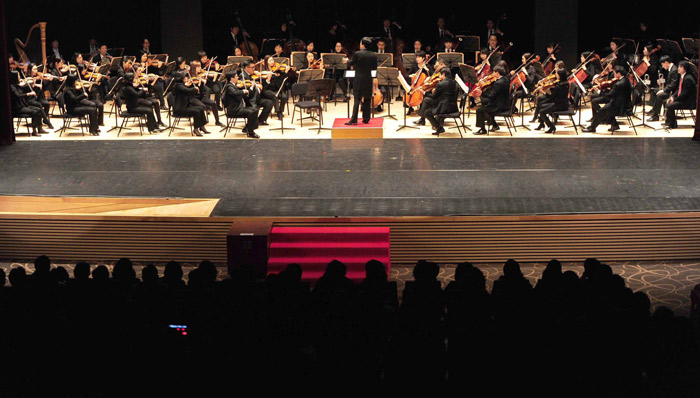 The Korean Symphony Orchestra performs the overture from “Die Fledermaus” (“The Bat”) by Johann Strauss in the auditorium of the Government Complex-Sejong. (photo courtesy of the Ministry of Culture, Sports and Tourism)