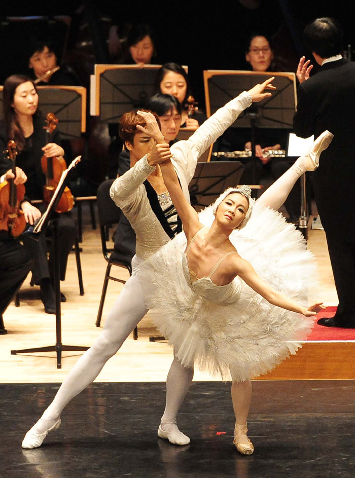 Leading dancers from the Korean National Ballet company perform a scene from “Swan Lake.” (photo courtesy of the Ministry of Culture, Sports and Tourism)