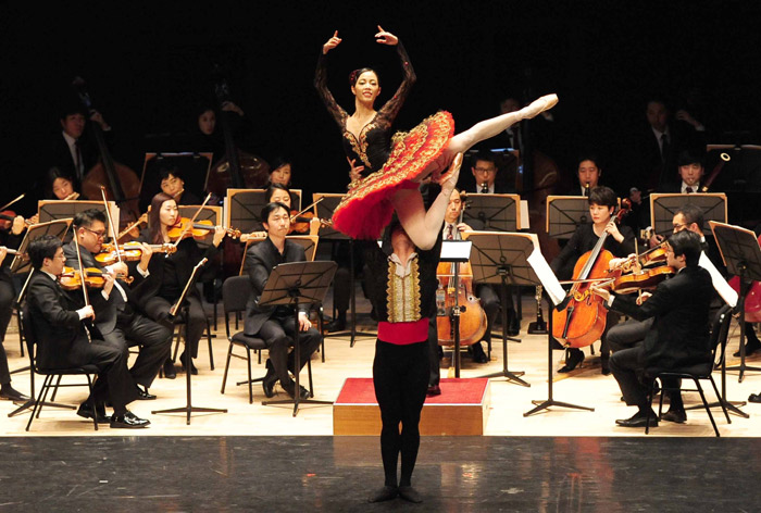 Leading dancers from the Korean National Ballet company perform the couple’s dance from “Don Quixote.” (photo courtesy of the Ministry of Culture, Sports and Tourism)