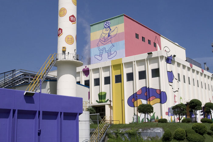 Sempio’s Icheon Plant is also called an “art plant,” as the factory has been transformed into a public art space with decorations and artistic paintings.