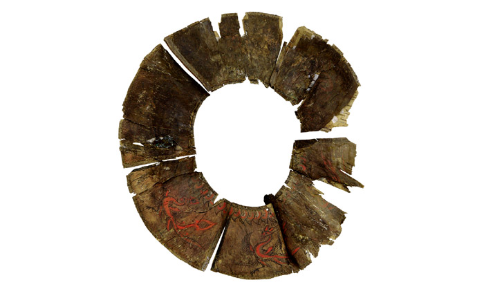 A birch bark plate with a phoenix painting. (courtesy of the Gyeongju National Museum)