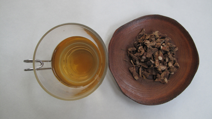 <i>Seokchangpo</i> tea and dried <i>seokchangpo</i> root (image courtesy of the Rural Development Administration)