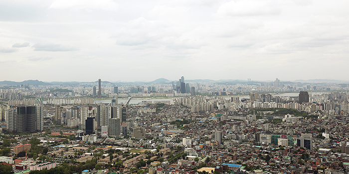 Seoul has been recently chosen as the best city for business meetings by readers of Business Traveler. The above photo shows a bird's-eye view of Seoul from the peak of Namsan Mountain.