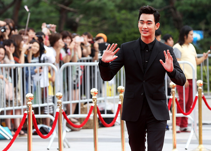 Actor Kim Soo-hyun walks down the red carpet prior to the Seoul International Drama Awards 2014 held at the National Theater of Korea on September 4. (photo: Yonhap News)