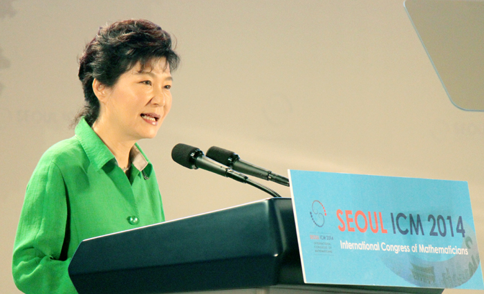President Park Geun-hye delivers the keynote speech during the opening ceremony of the 2014 Seoul International Congress of Mathematicians (ICM) on August 13. (photo: Wi Tack-whan)