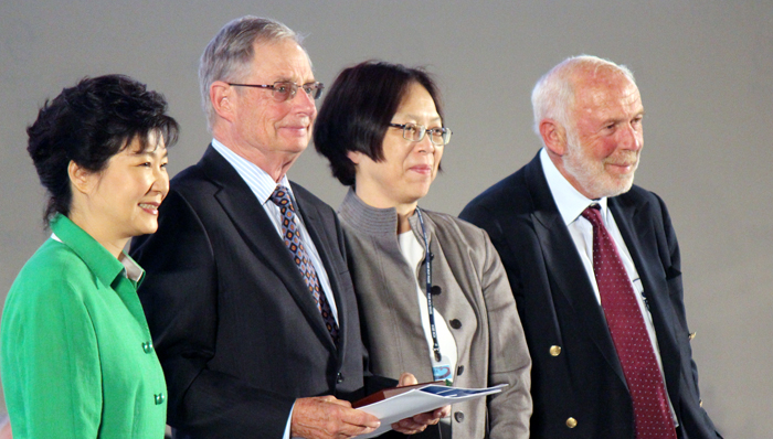 President Park Geun-hye (left) poses with Chern medalist Philip Griffiths (second from left). (photo: Wi Tack-whan) 
