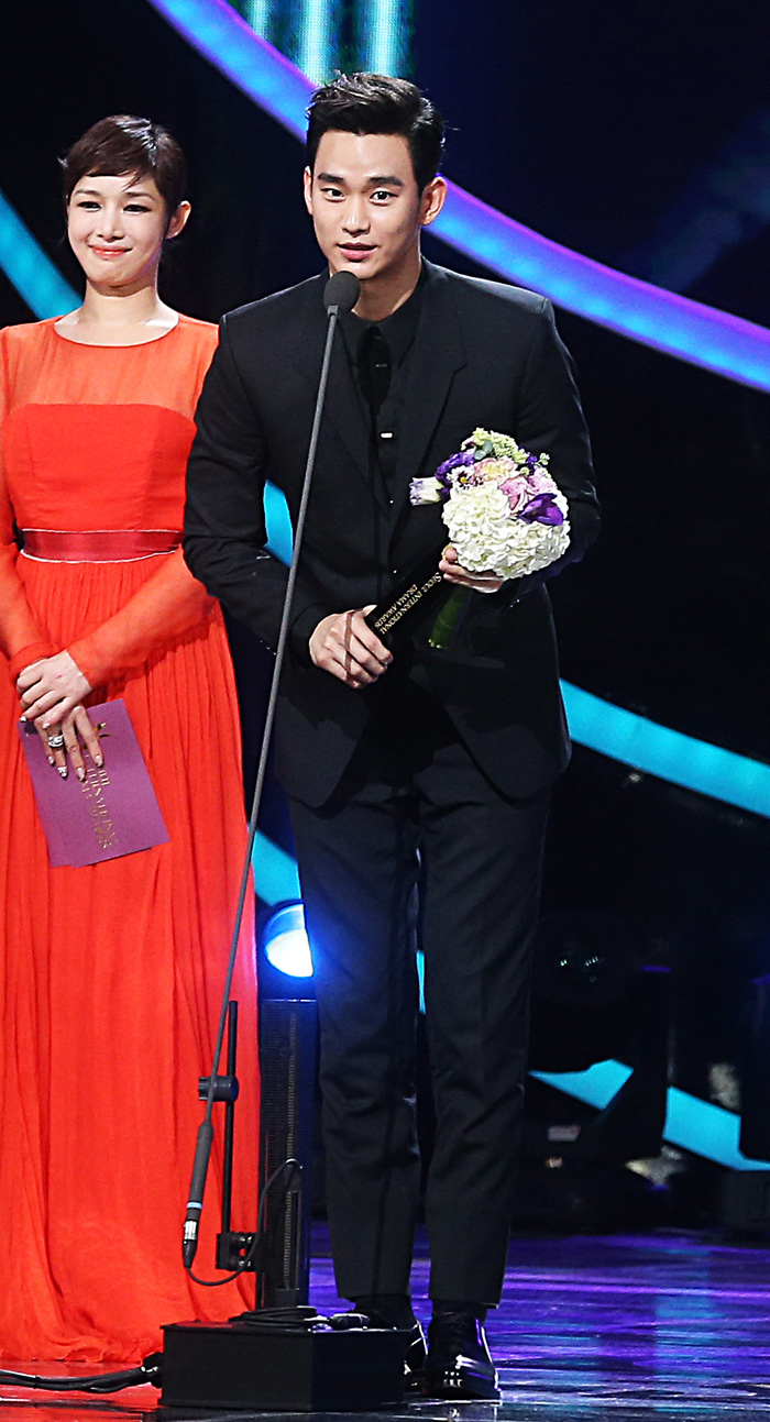 Actor Kim Soo-hyun, winner of both the Best Actor and Netizen Popularity awards for his role in the megahit soap opera “My Love From the Star,” delivers an acceptance speech during the 2014 Seoul International Drama Awards on September 2. (photo: Yonhap News)